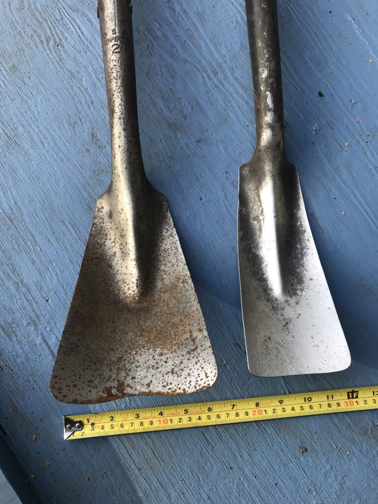 Narrow and wide fishtail spade models. Head view