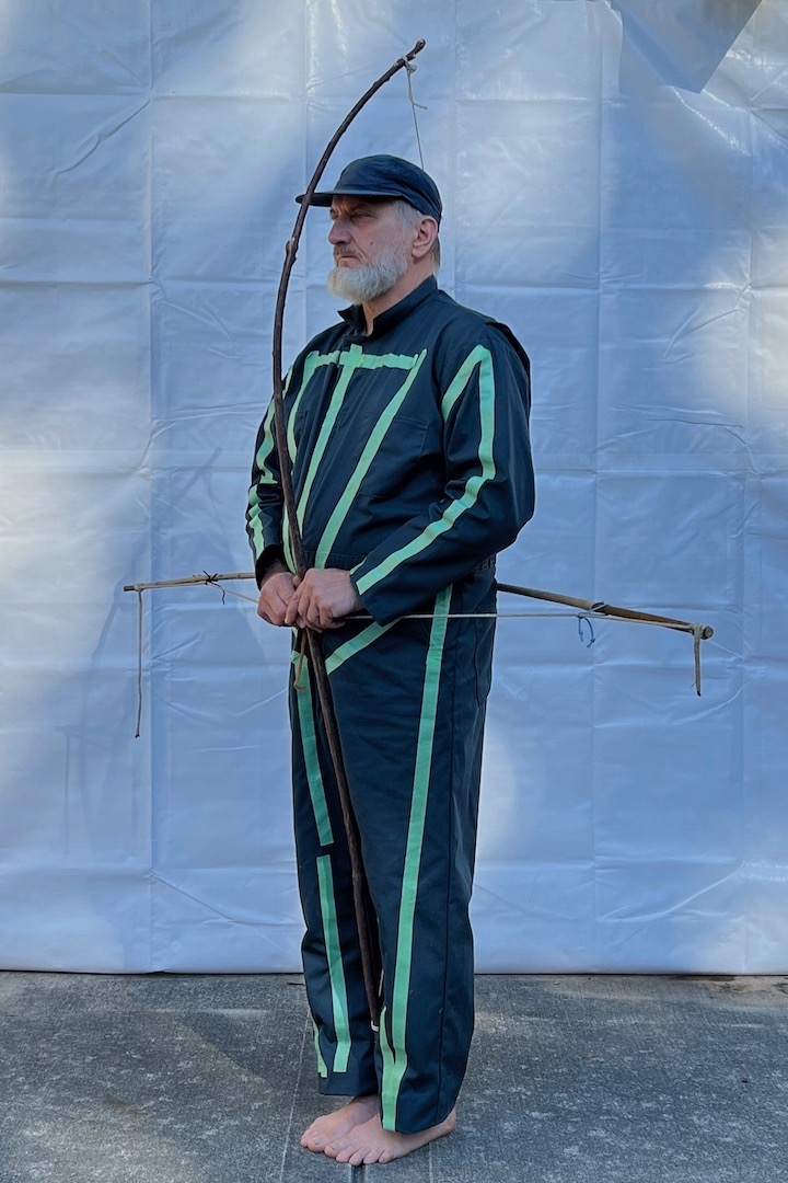 Triangles, tensegrity single strum bow stance
